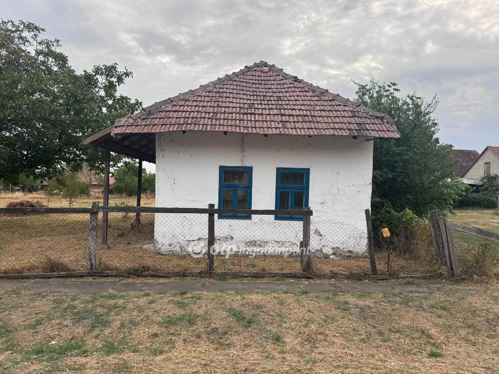 c3-1-name c2-1-name, Poroszló, Vasút környéke