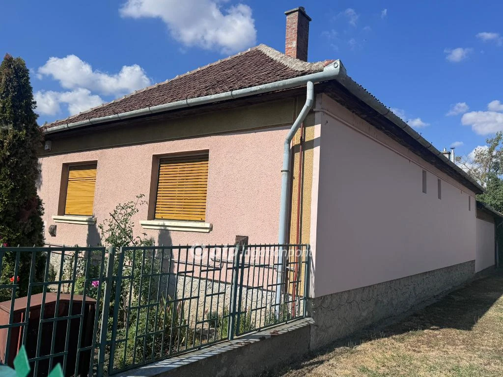 Eladó családi ház, Poroszló, központ közeli