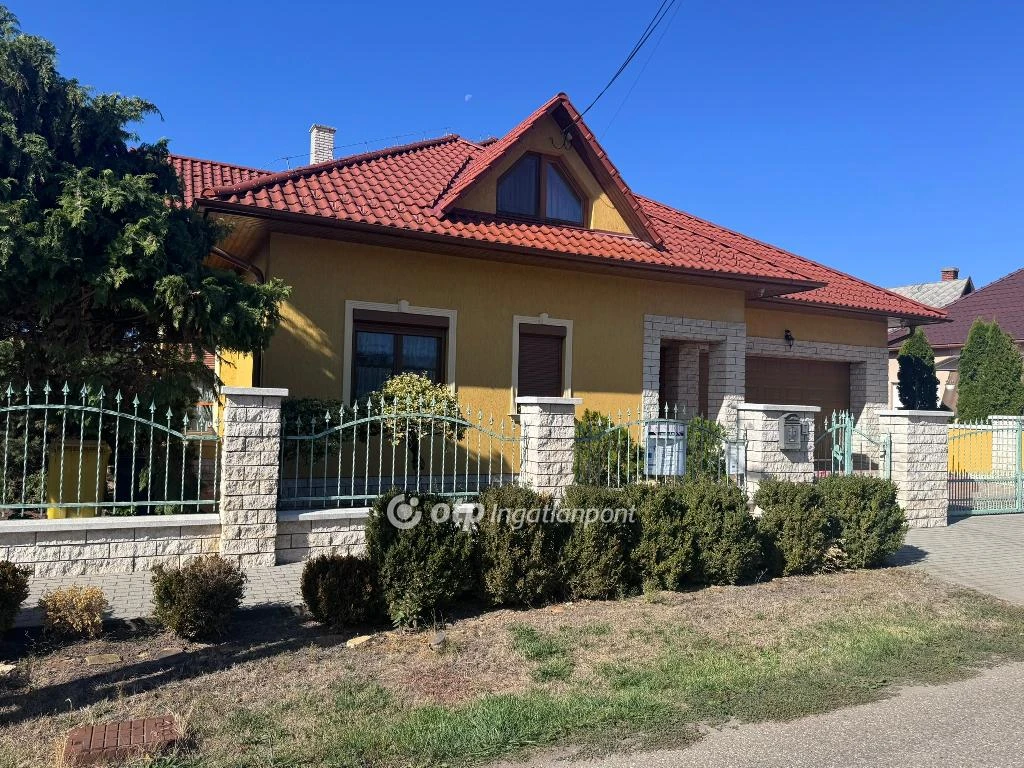 Eladó családi ház, Tiszafüred, Központ közeli