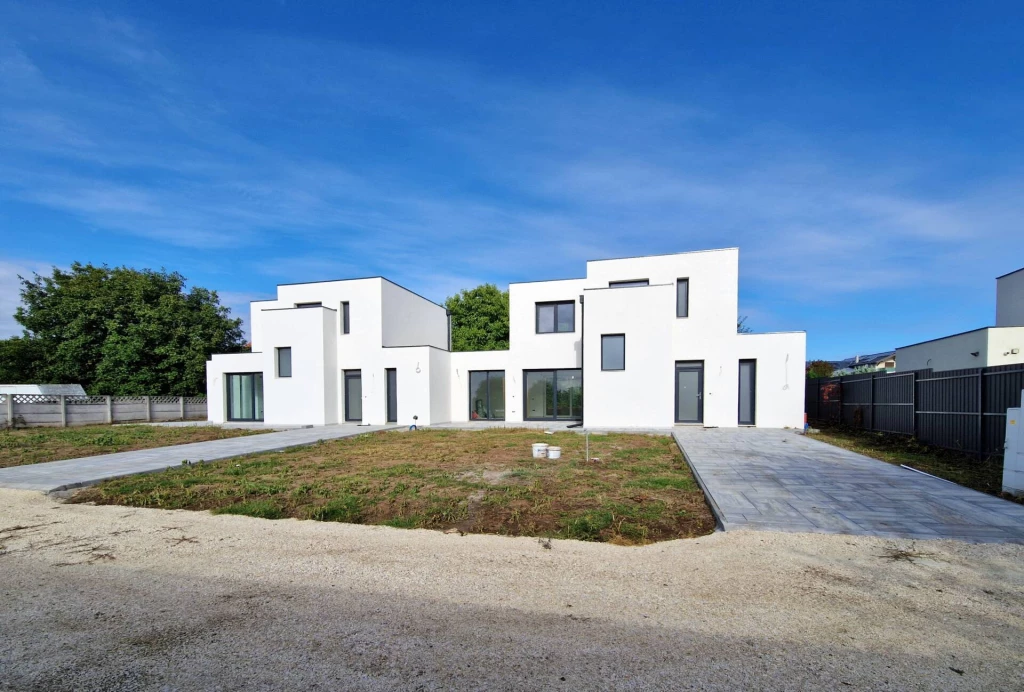 ENERGIATAKARÉKOS, HŐSZIVATTYÚS, ÚJ ÉPÍTÉSŰ OTTHON!