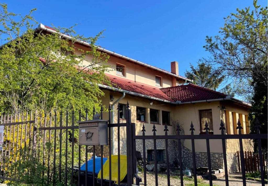 Panorámás, szinteltolásos, tágas családiház eladó Érd kedvelt részén.