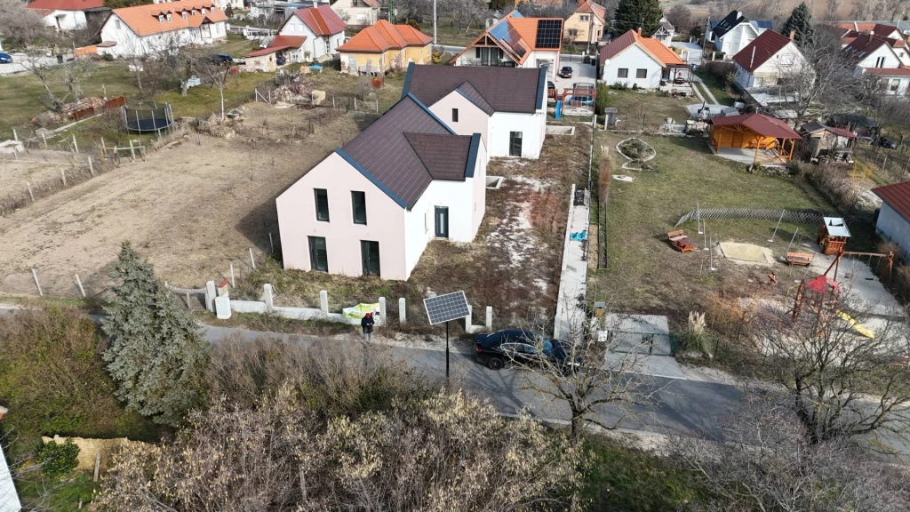 Természetközeli luxus Felsőörsön-okos medencés otthon