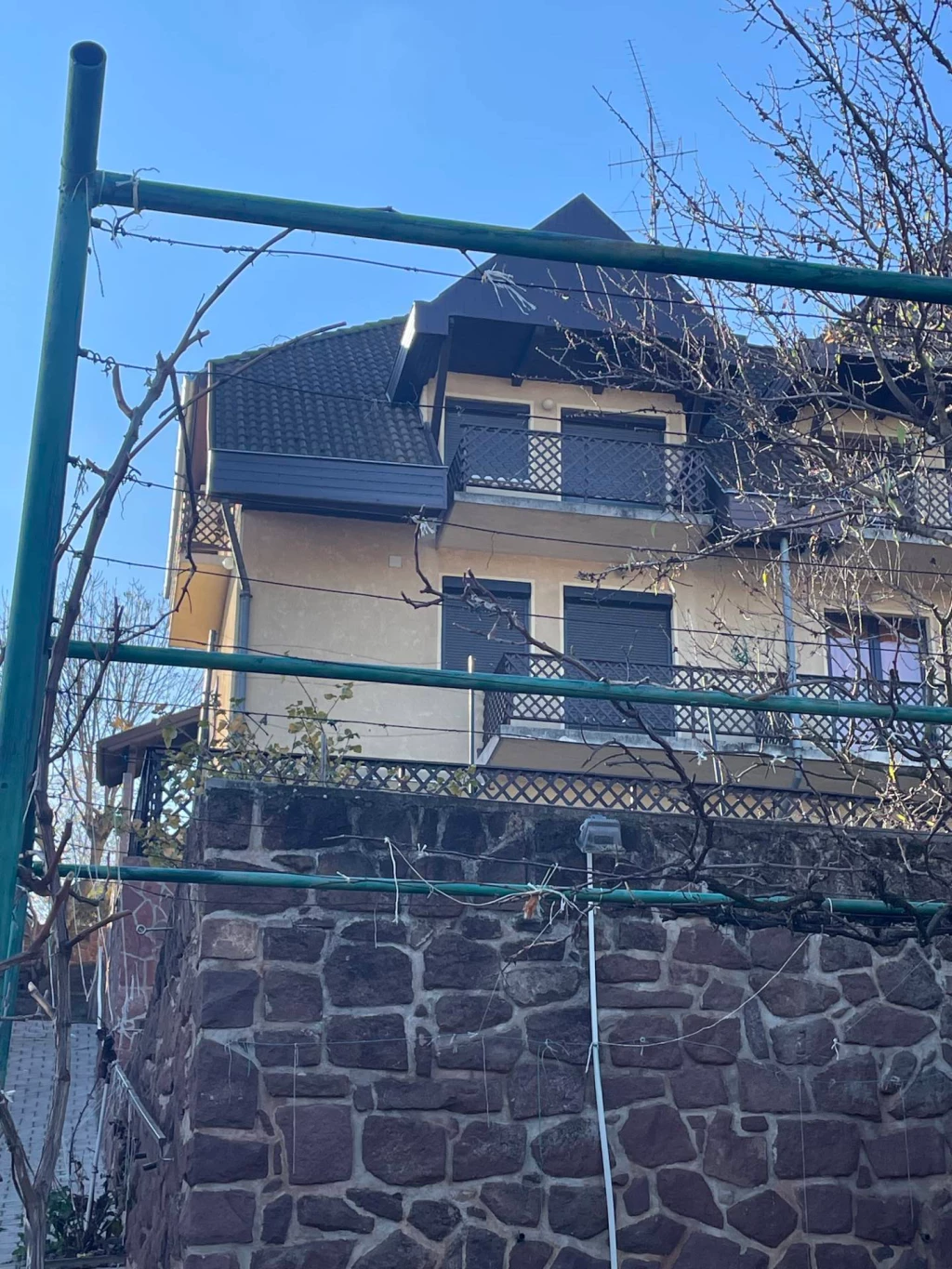 Balatoni panoráma, három szintnyi lehetőség – otthon, nyaraló és befektetés egyben!”