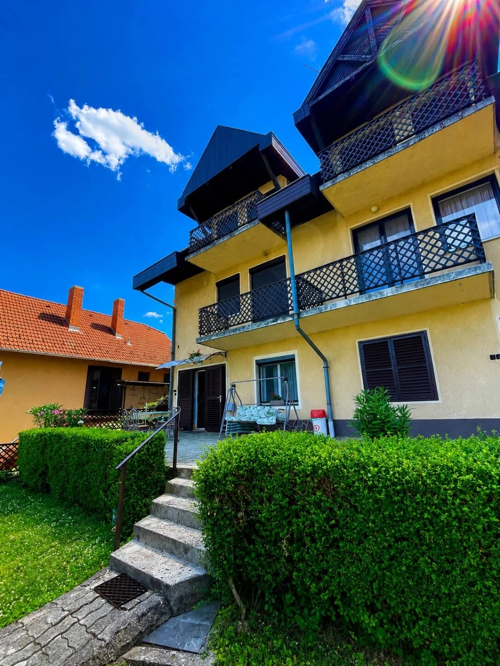 Balatoni panoráma, három szintnyi lehetőség – otthon, nyaraló és befektetés egyben!”