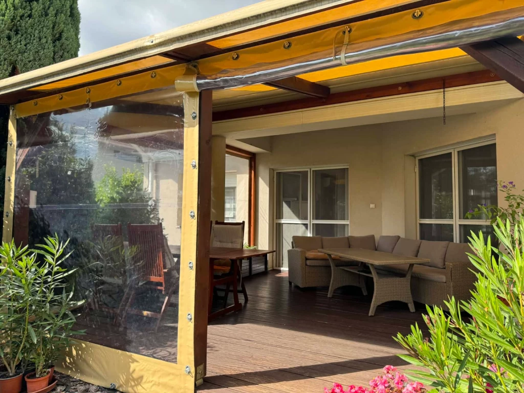 EGY OTTHONOS "ERŐDÍTMÉNY" NAGY MEDENCÉVEL ÉS ARBORÉTUMSZERŰ UDVARRAL