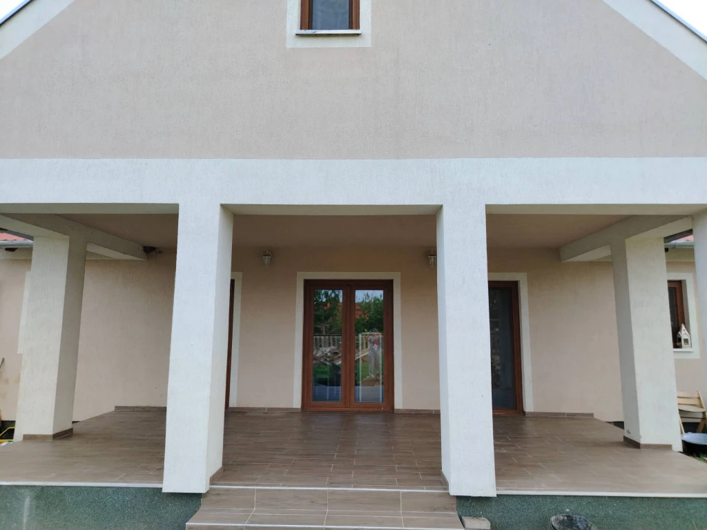 Panorámás, fiatal családi otthon Felsőörsön – ahol a nyugalom és a tér találkozik.