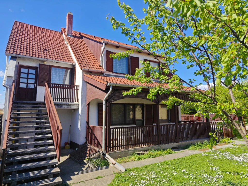 AGÁRDI OTTHON A GESZTENYESOR VÉGÉN