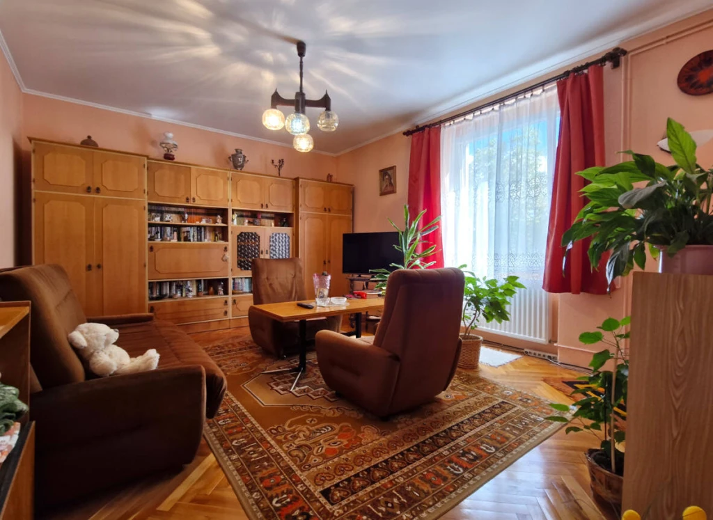CSEND, BÉKE, NYUGALOM ÉS ELSŐ EMELET