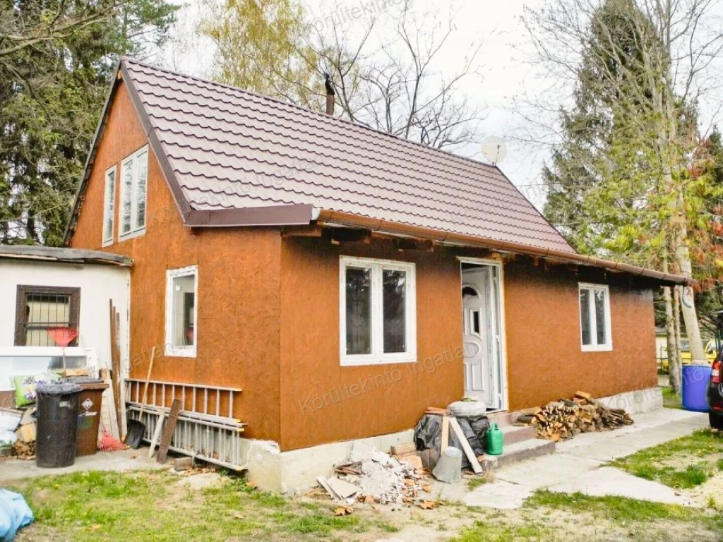 26HP2756  Pócsmegyer Surány területén felújítás alatt álló családi ház eladó.