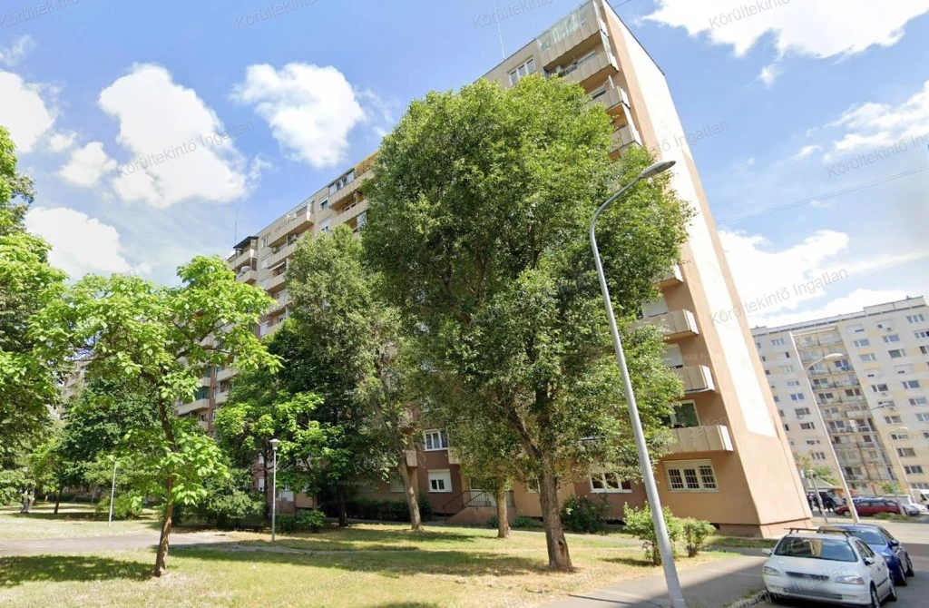 XV. Újpalotán, a Zsókavár utcában DNY-i fekvésű, 66 nm-es, 3 szobás, átlagos állapotú panel lakás eladó.