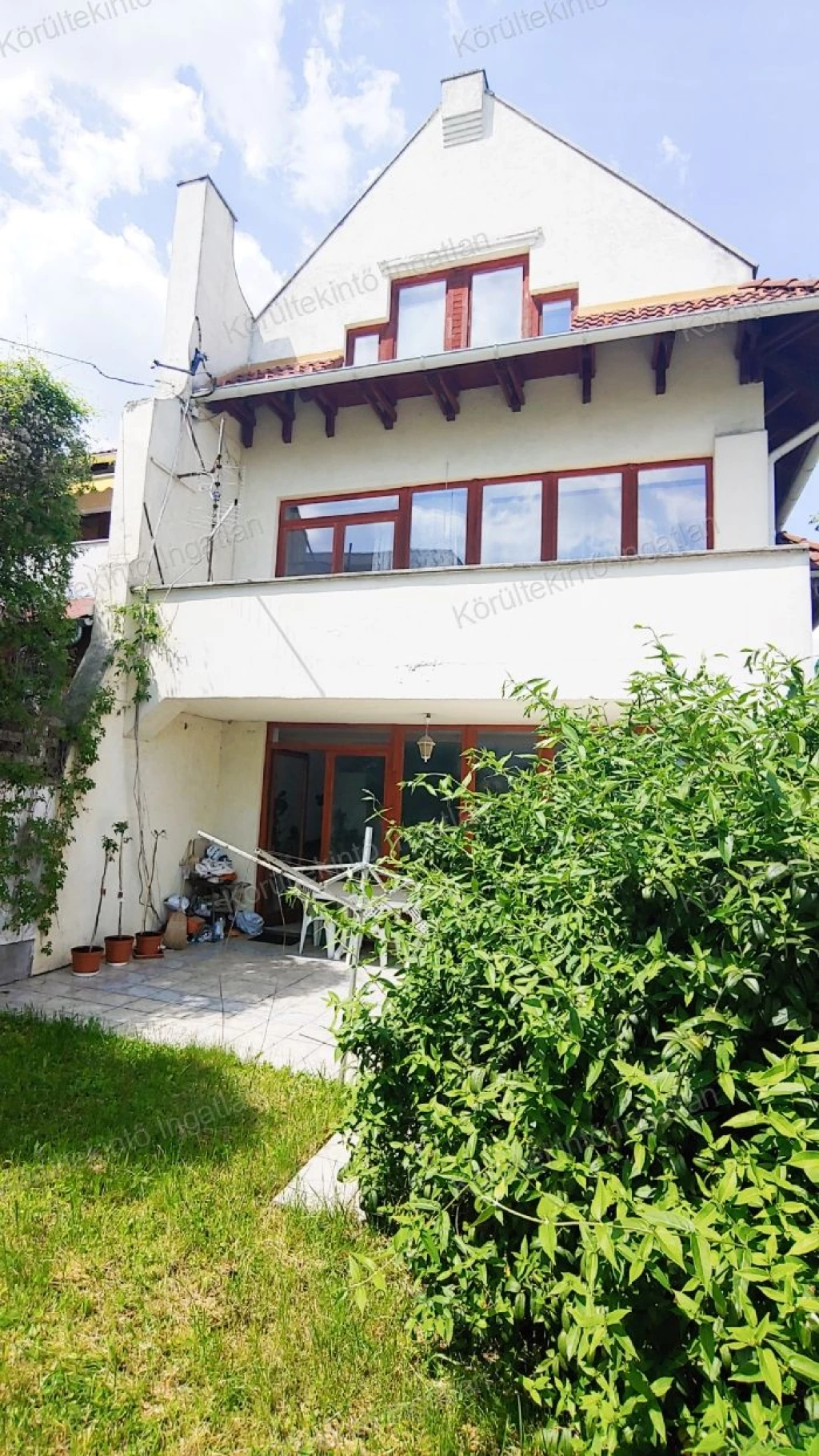 03HO4961 Testvérhegy aljában közel a Bécsi úthoz 3 generáció számára is alkalmas ikerház saját telekkel eladó