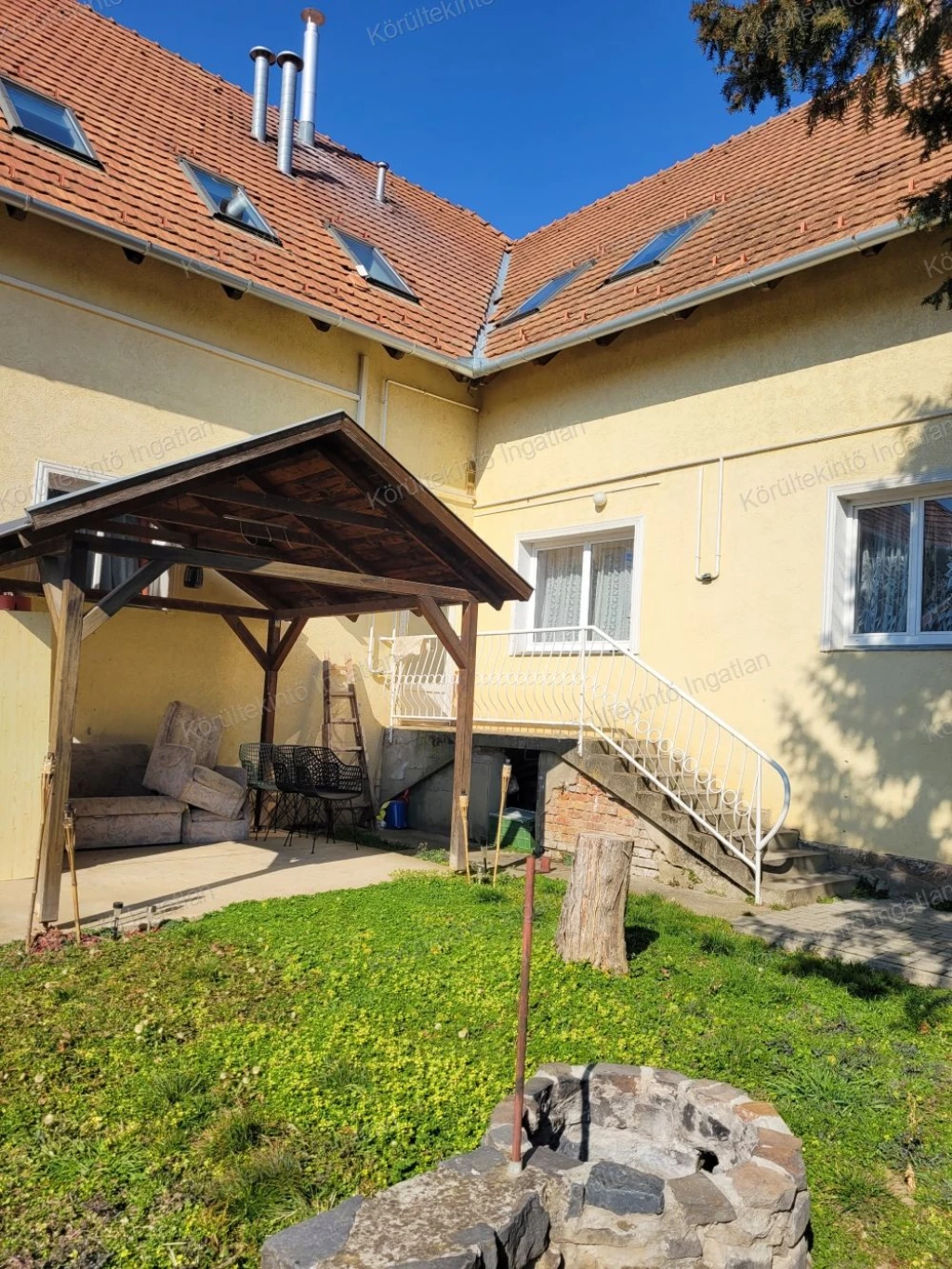 Kisnémedi központjában 118 m2-es, 4 szobás, felújított tégla lakás 150 m2-es önálló kerttel eladó.