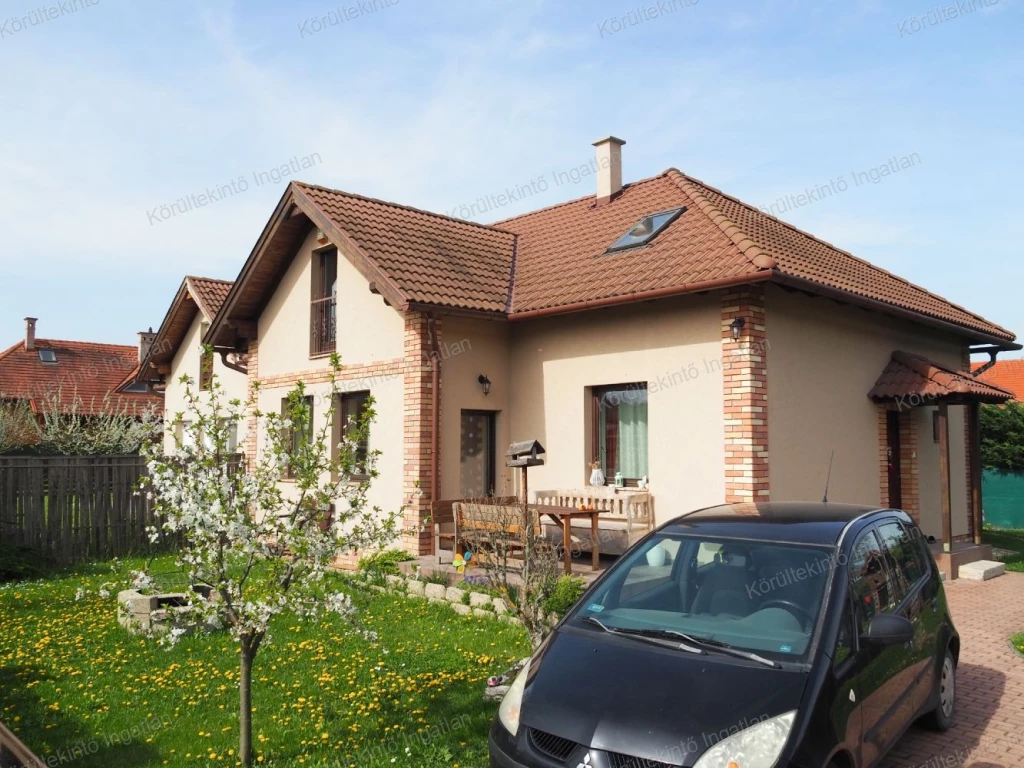 Pomáz Margitliget részén, 380 m2-es önálló telken 4 szobás, két szintes ikerház-fél eladó.
