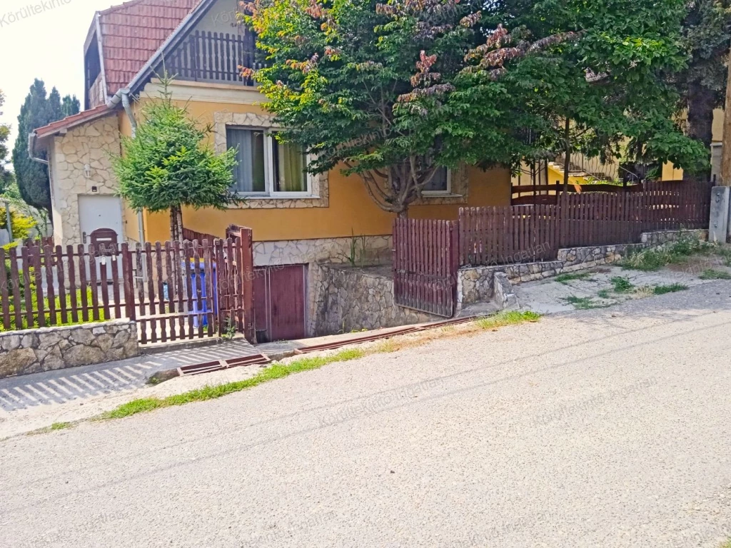Pécelen 4+1 félszobás, két fürdőszobás, két szintes, alápincézett családi ház közvetlenül a tulajdonostól eladó.