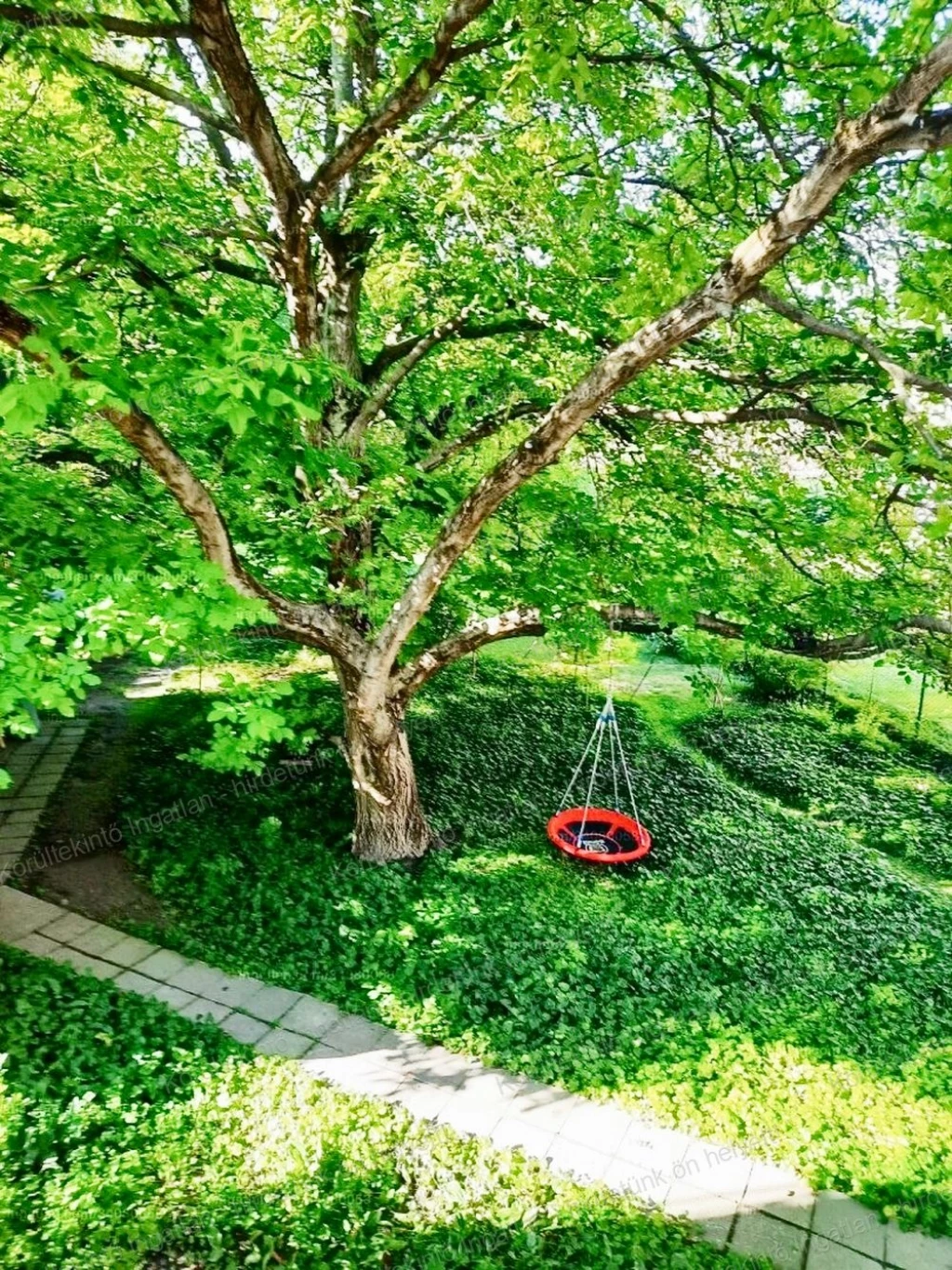 III. Rómaifürdőn 3 lakásos, tégla építésű társasházban két, önálló bejárattal rendelkező lakás együtt eladó.