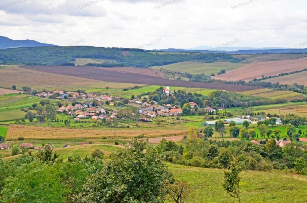 35HH1114 A Cserhát hegység Fekete-víz völgyében festői kis faluban családi ház eladó.