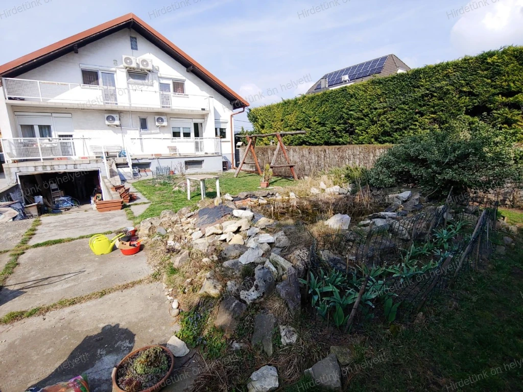 Üröm Széchenyi-telepen 575 nm-es, sík telken, két lakószinten 250 nm-es, két lakásos önálló családi ház eladó.