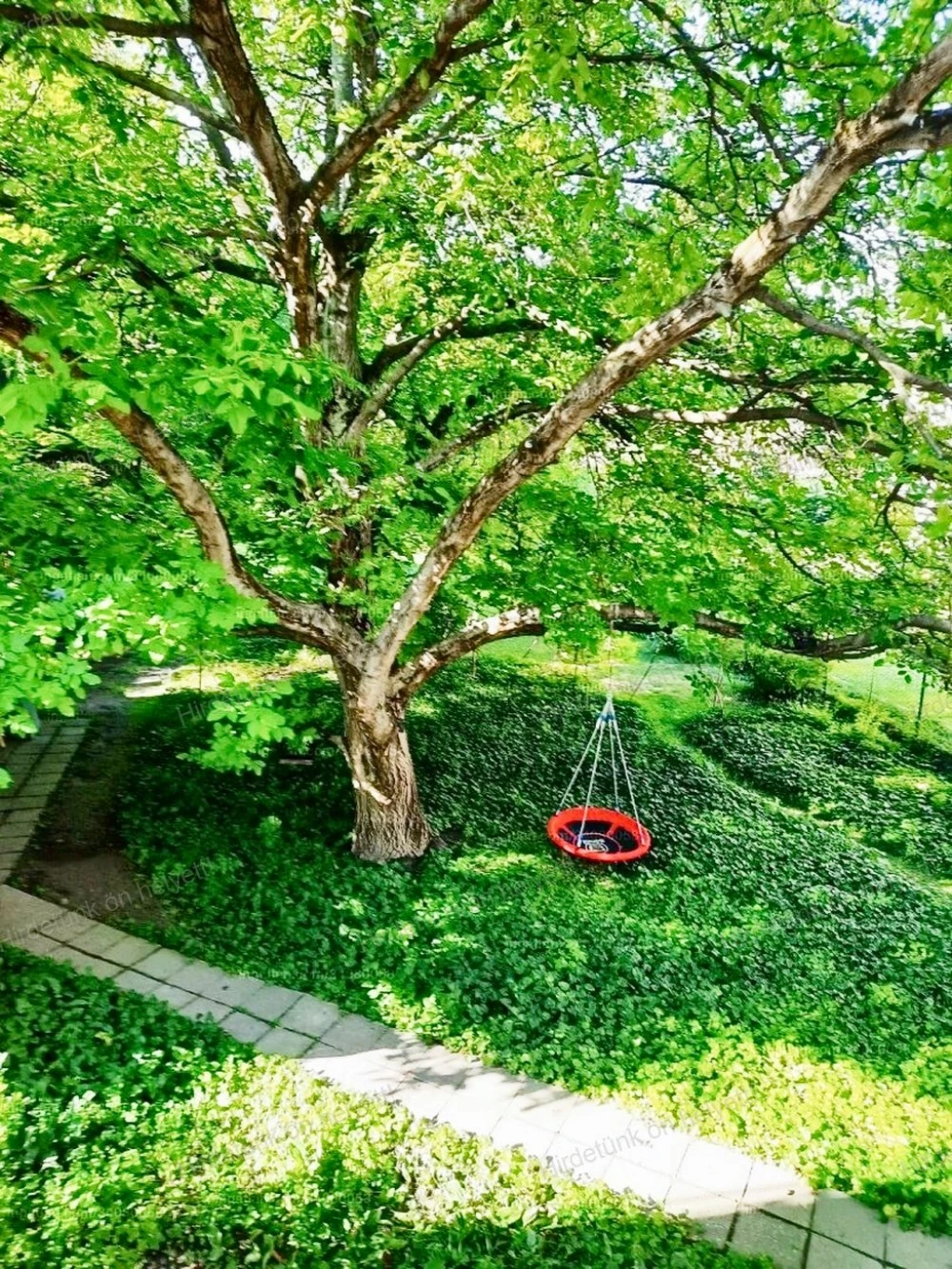 III. Rómaifürdőn 3 lakásos, tégla építésű társasházban két, önálló bejárattal rendelkező lakás együtt eladó.