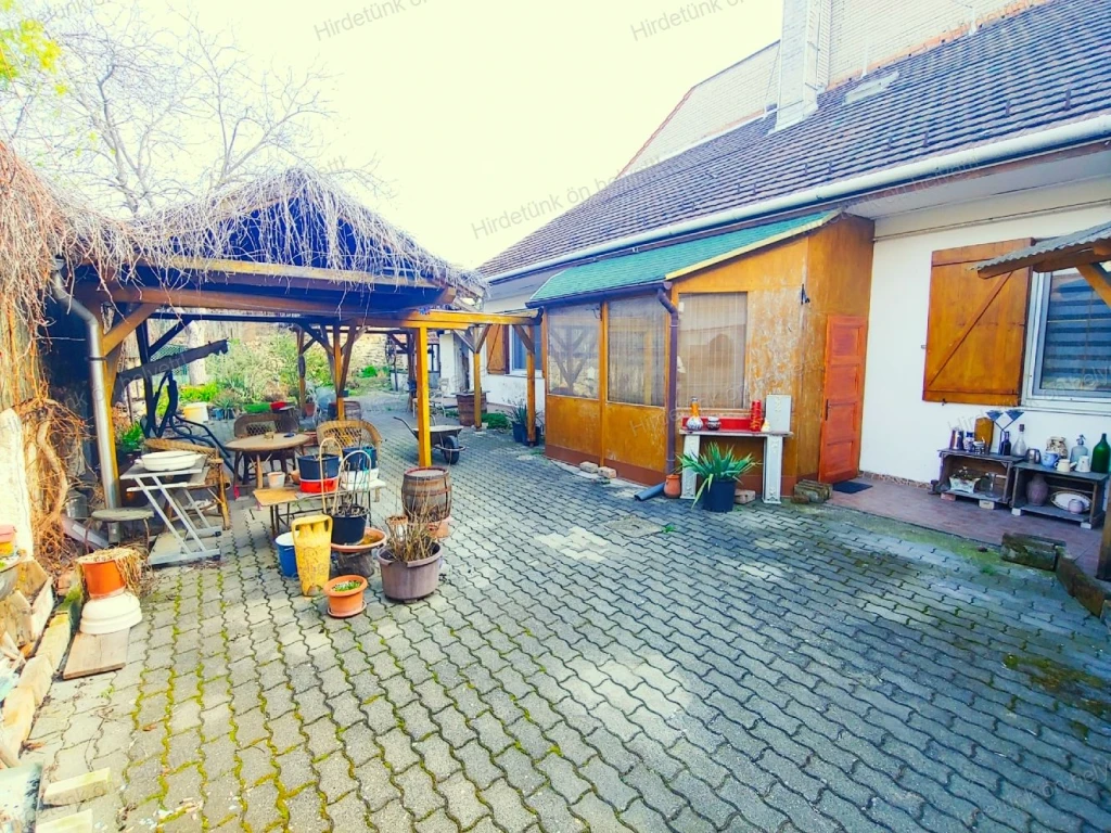 Pomázon egy szintes, 4 szobás, két generációnak is alkalmas családi ház eladó.