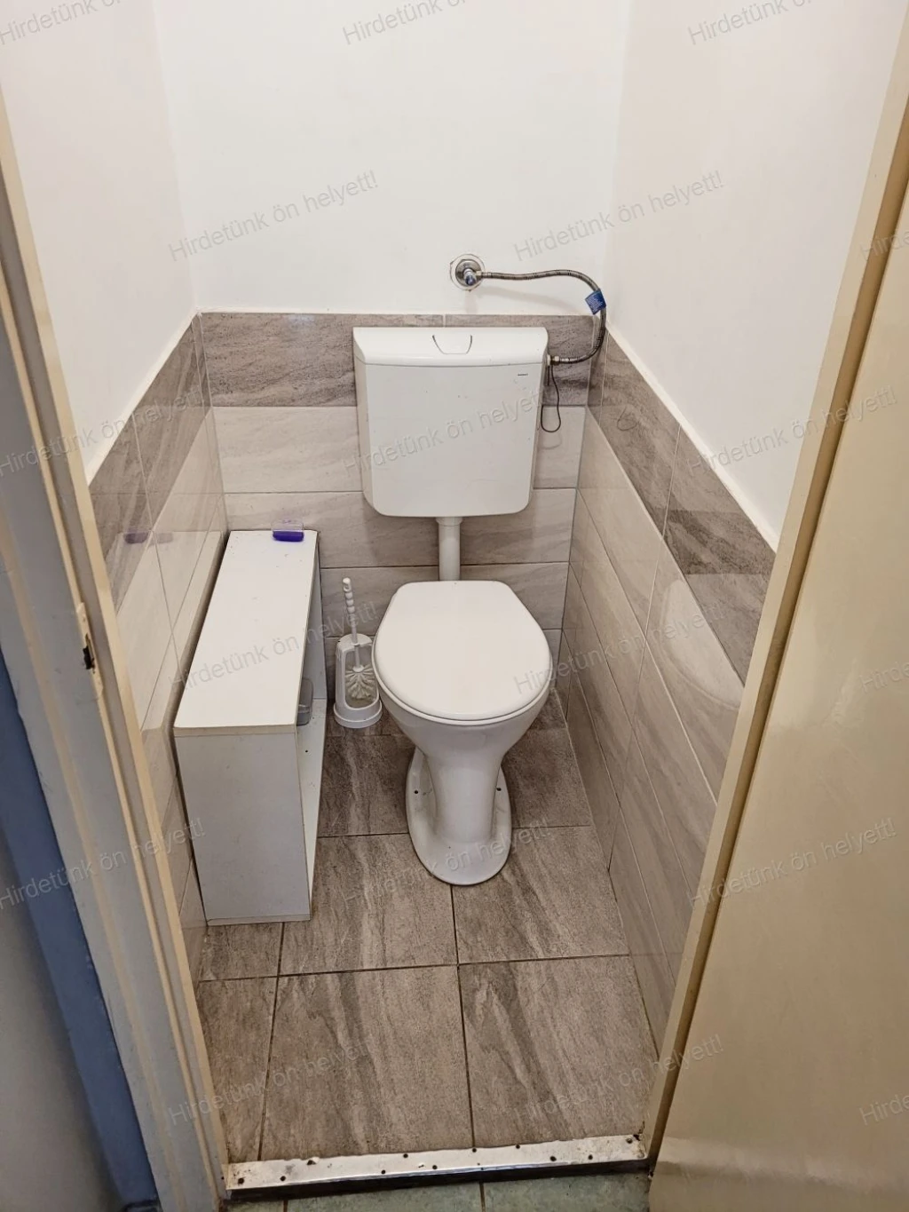 Kisnémedi központjában 118 m2-es, 4 szobás, felújított tégla lakás 150 m2-es önálló kerttel eladó.
