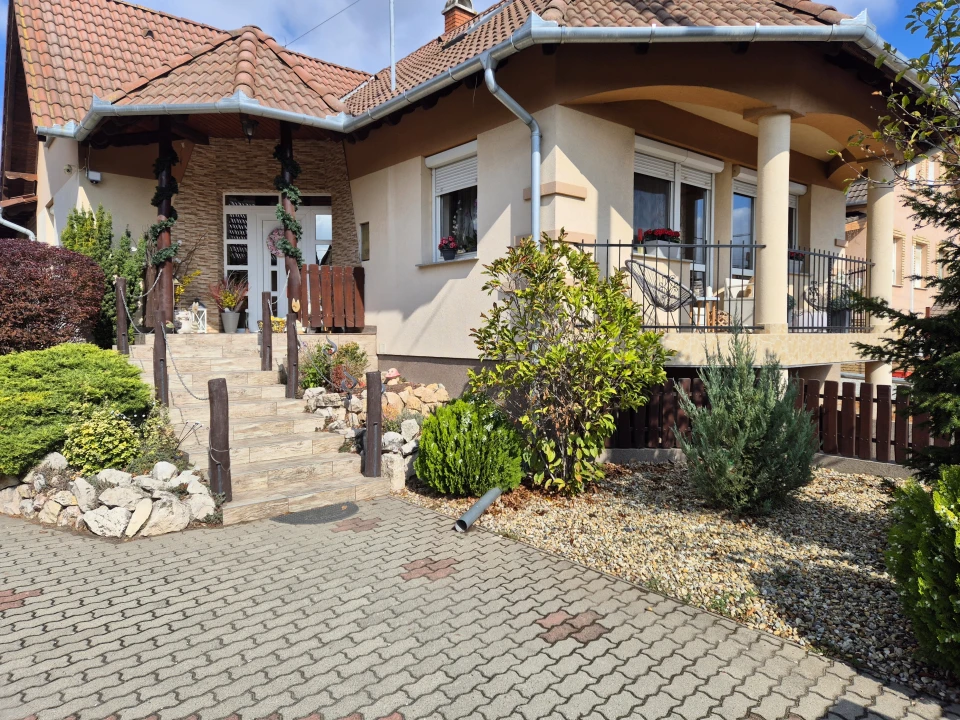 Eladó családi ház, Dabas