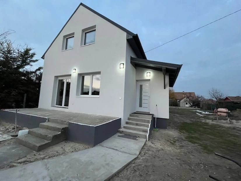 Eladó családi ház, Tököl