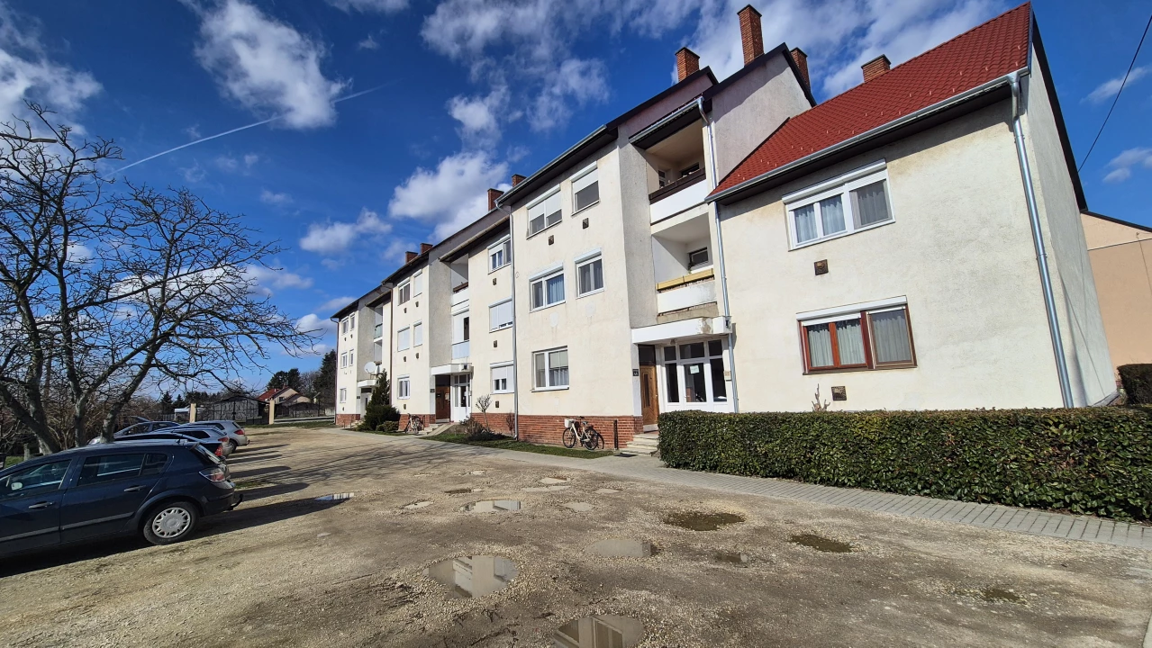 For sale brick flat, Répcelak