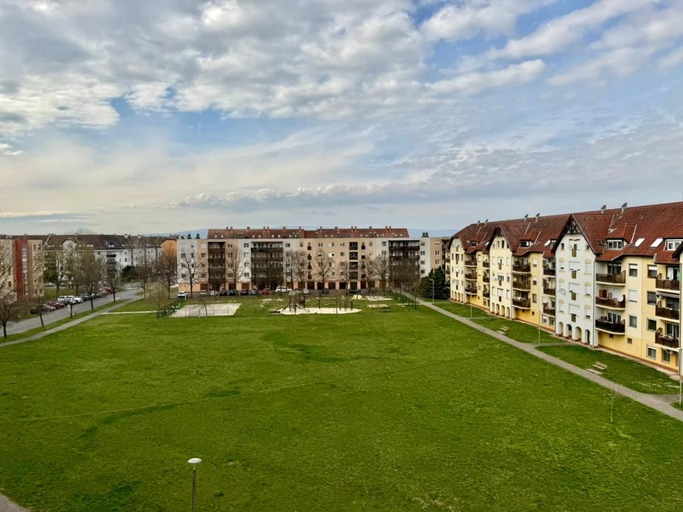 Eladó panellakás, Szombathely