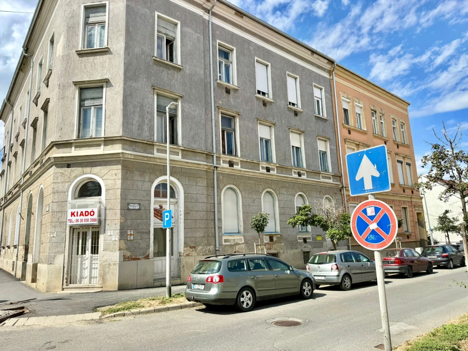 Eladó téglalakás, Szombathely