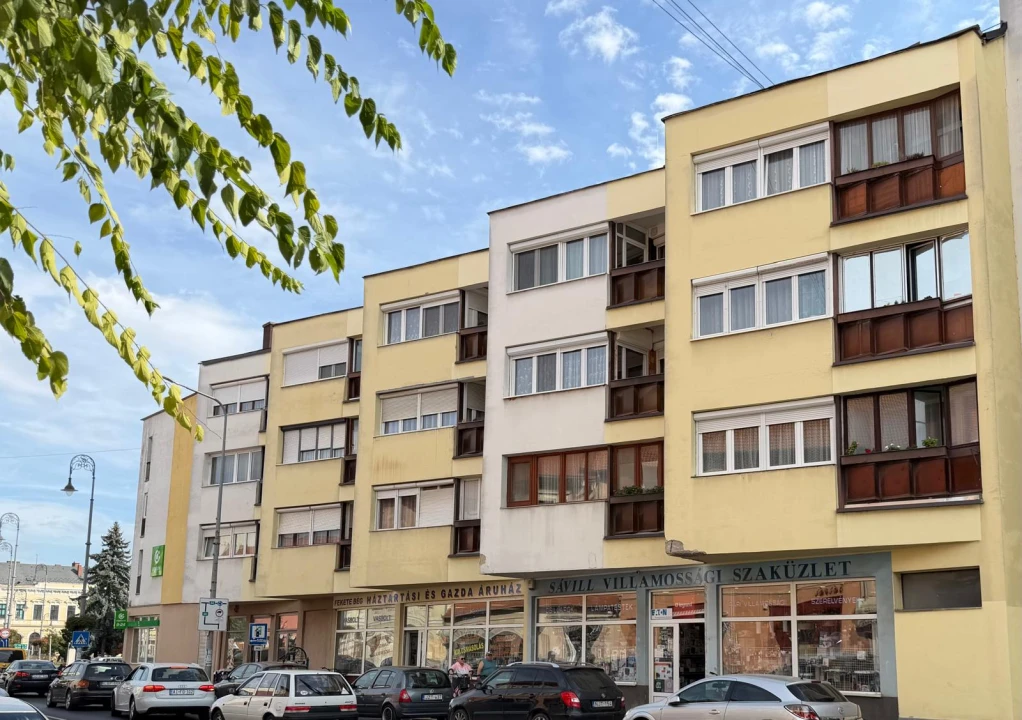Eladó téglalakás, Sárvár