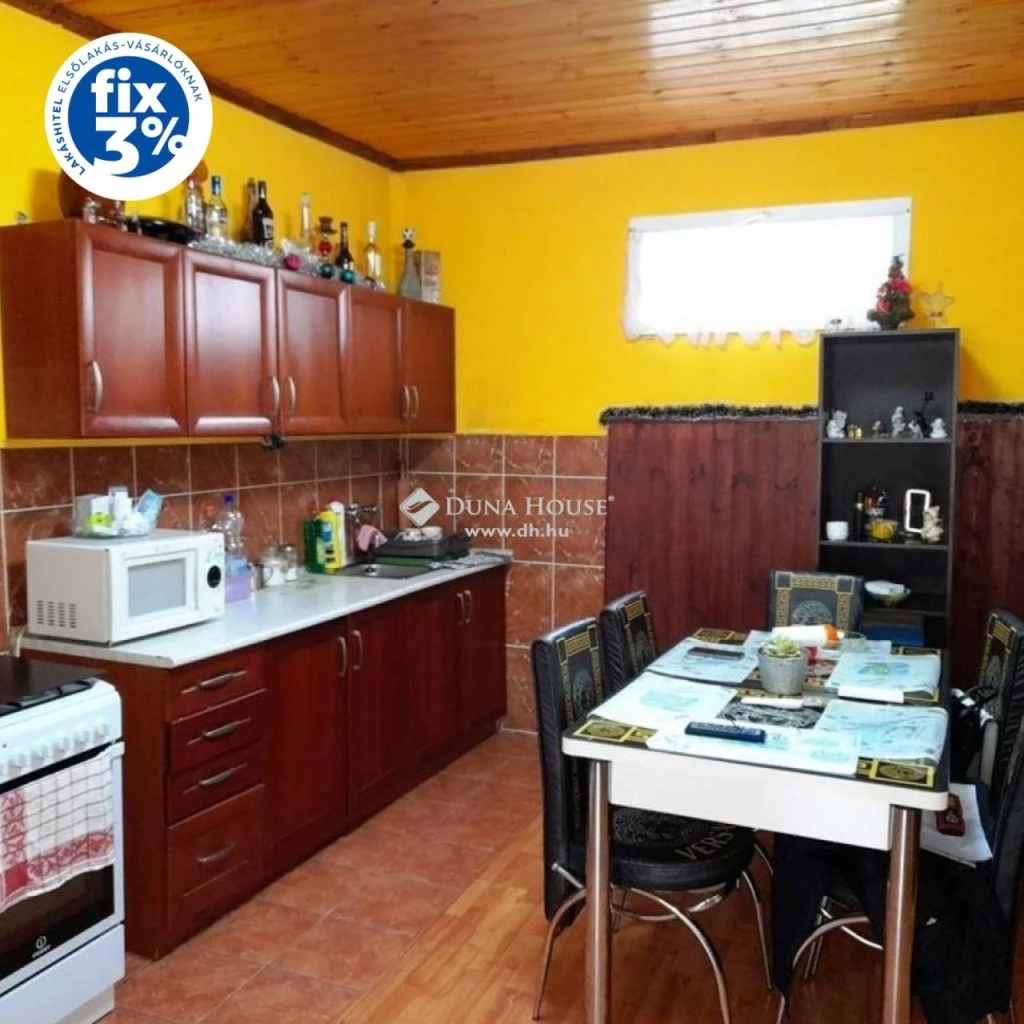 Összkomfortos, 5 szobás, fedett autóbeállós ház, nagy telek