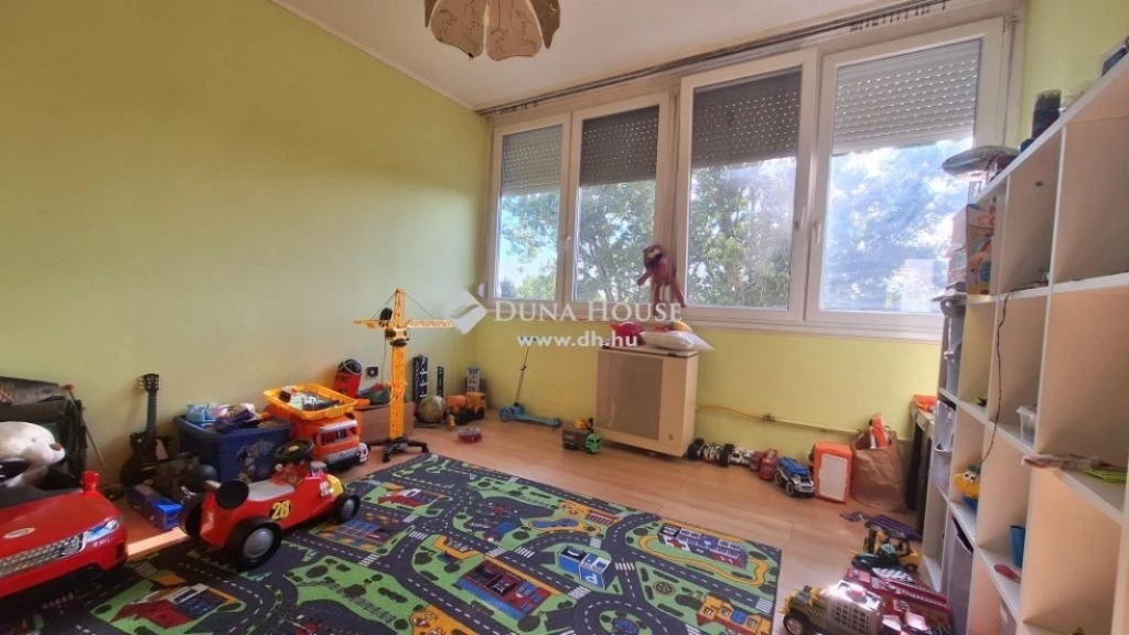 56m2, 2 szoba, 3. emeleti, erkélyes lakás