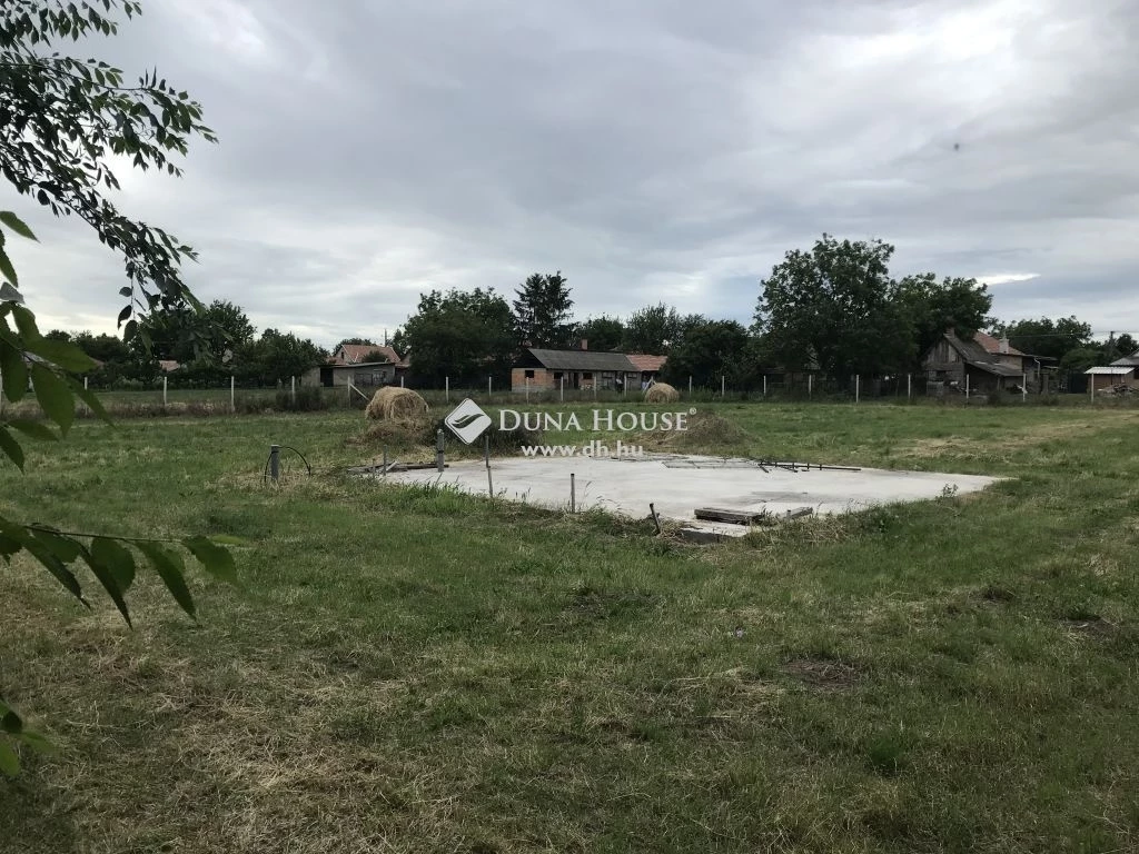 Eladó telek, Besnyő
