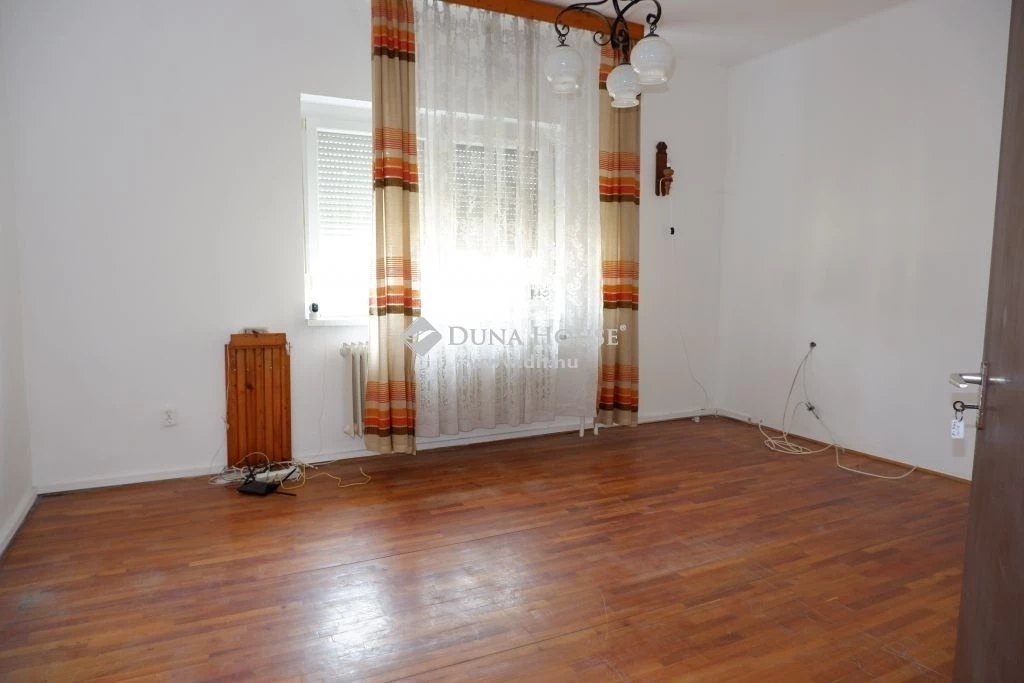 180m2, 4 szoba, vállakozásra alkalmas családi ház.