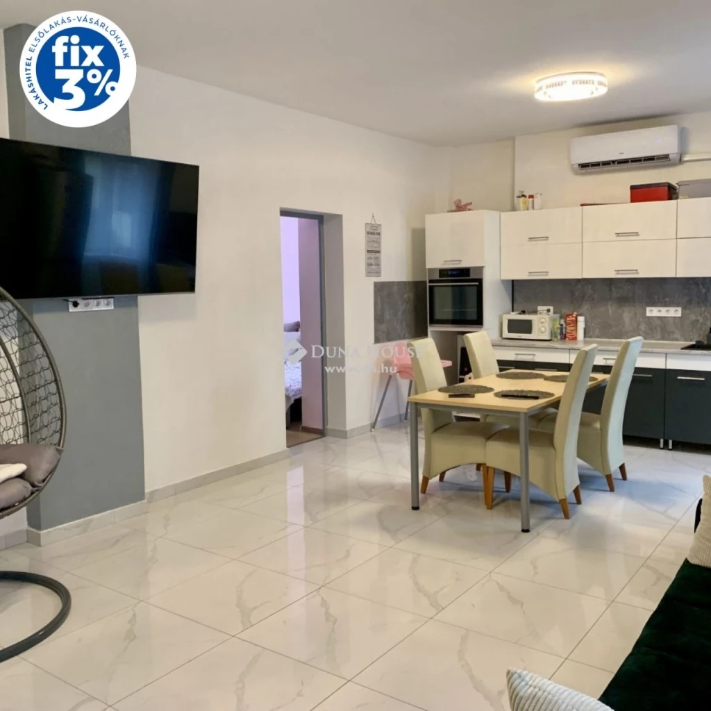 c3-1-name c2-19-name, Fót, Károlyi István utca