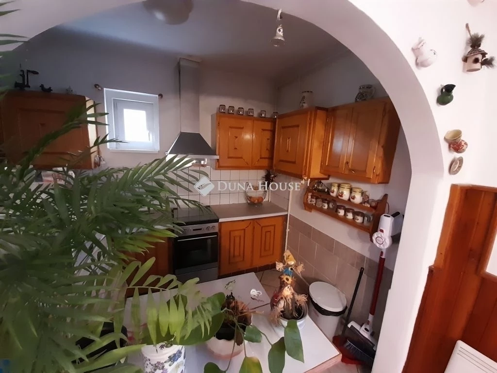 Eladó önálló ház, 4 szoba, 2 fürdő, cserépkályha, nagy telekkel, kúttal Gödöllő