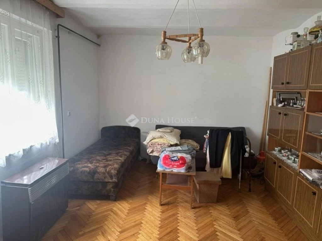 Eladó ház, Beloiannisz