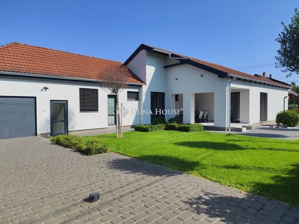 c3-1-name c2-1-name, Gárdony