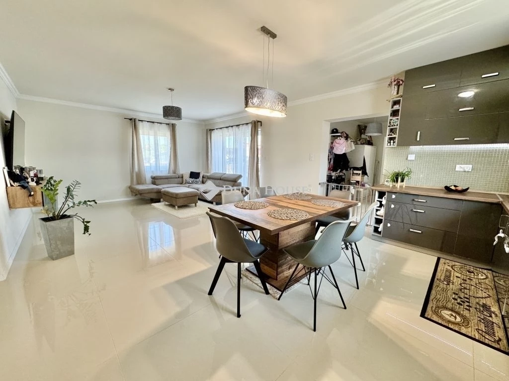 Eladó újszerű, tágas családi ház, Kóka