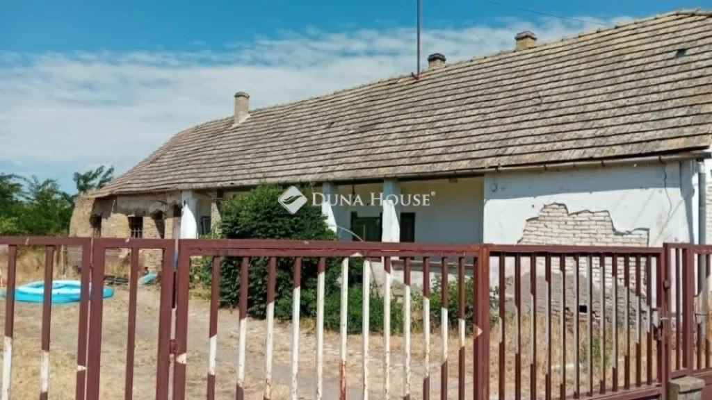 Eladó ház, Pincehely