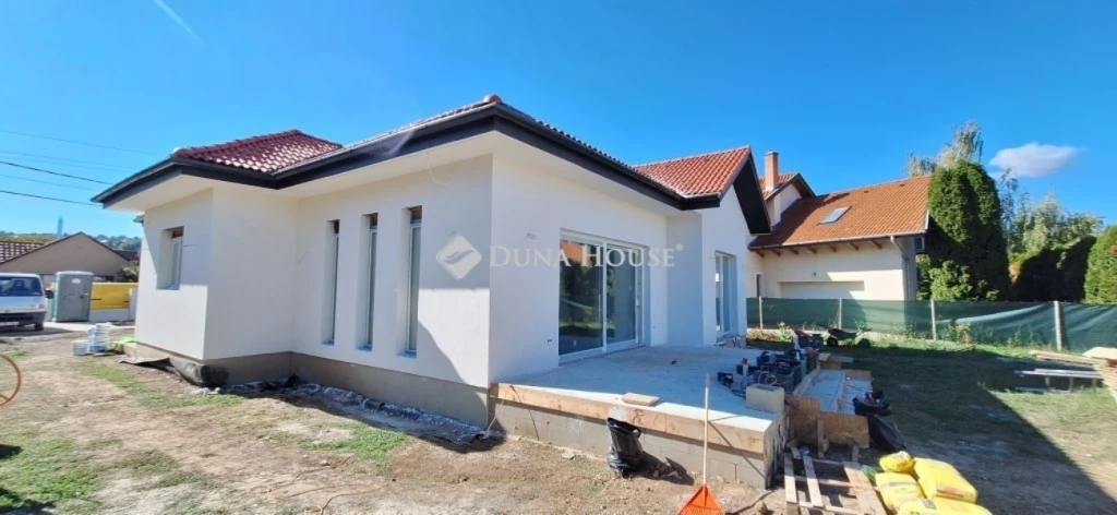 Budakalászon a tó közelében új építésű ház