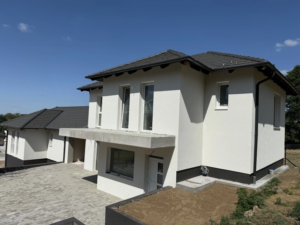 Gödöllőn panorámás, új építésű, 4 szobás, garázsos, dupla komfortos ház nagy telekkel