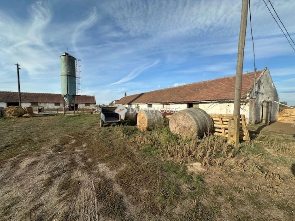 Eladó mezőgazdasági, Mezőkomárom