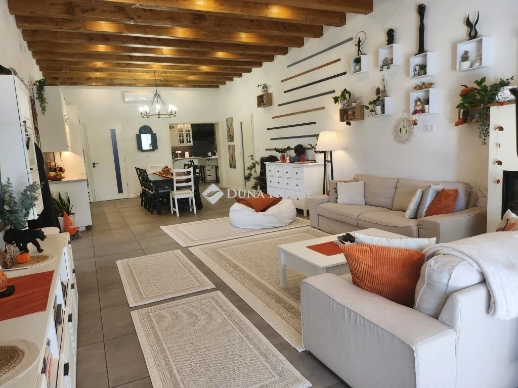 Eladó ház, Siófok