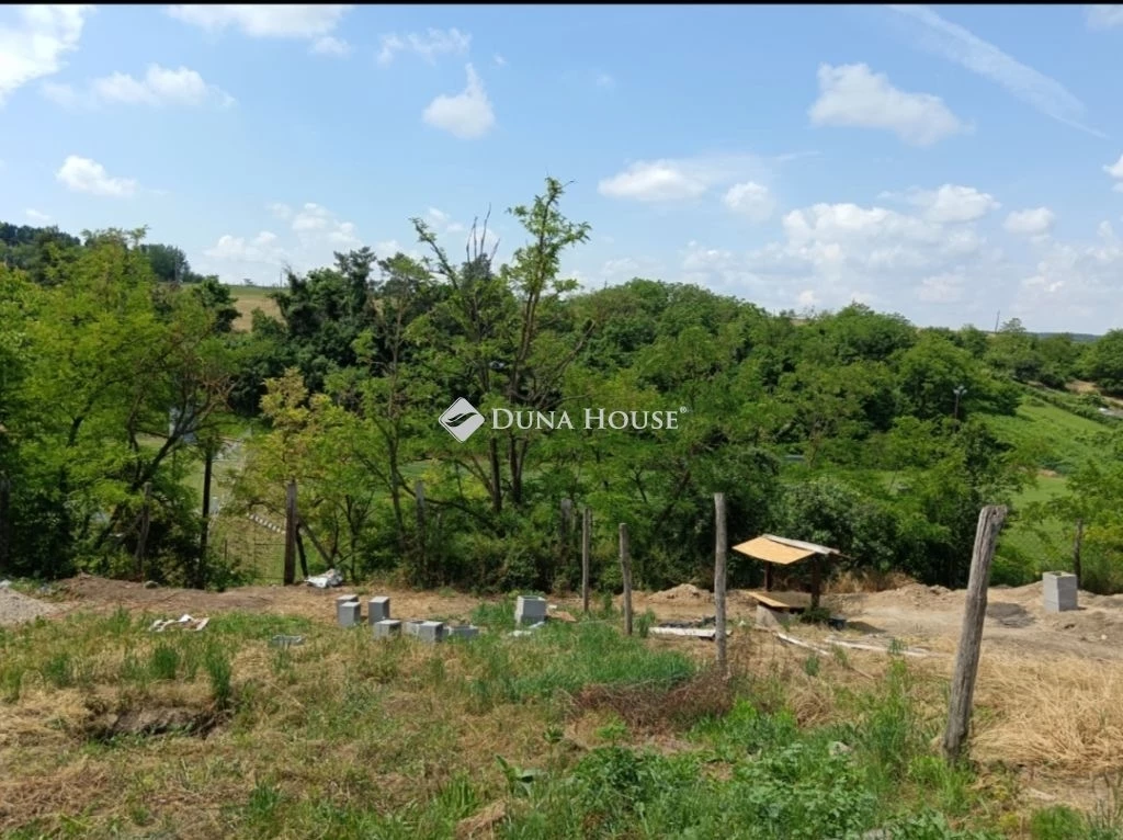 Eladó építési  telek, Valkó