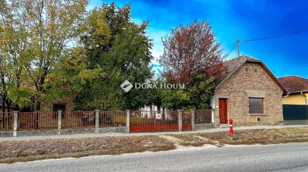 Eladó ház, Lajoskomárom