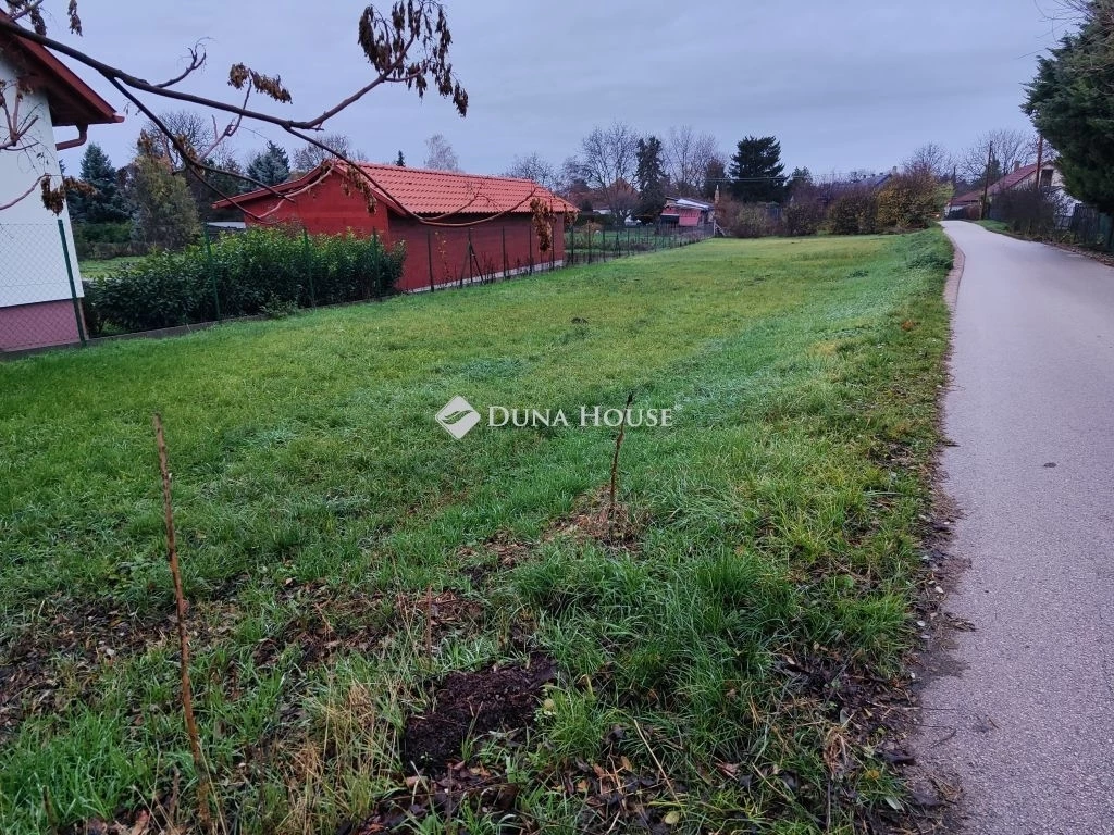 Eladó telek, Kápolnásnyék