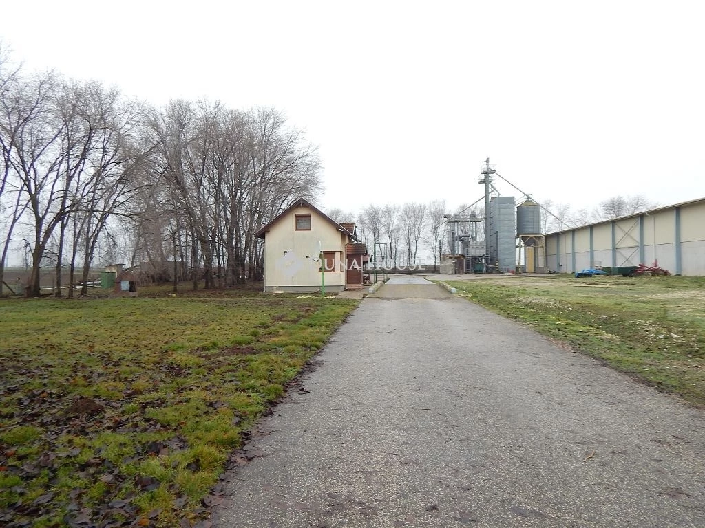 Eladó gazdasági épületkomplexum, Káloz