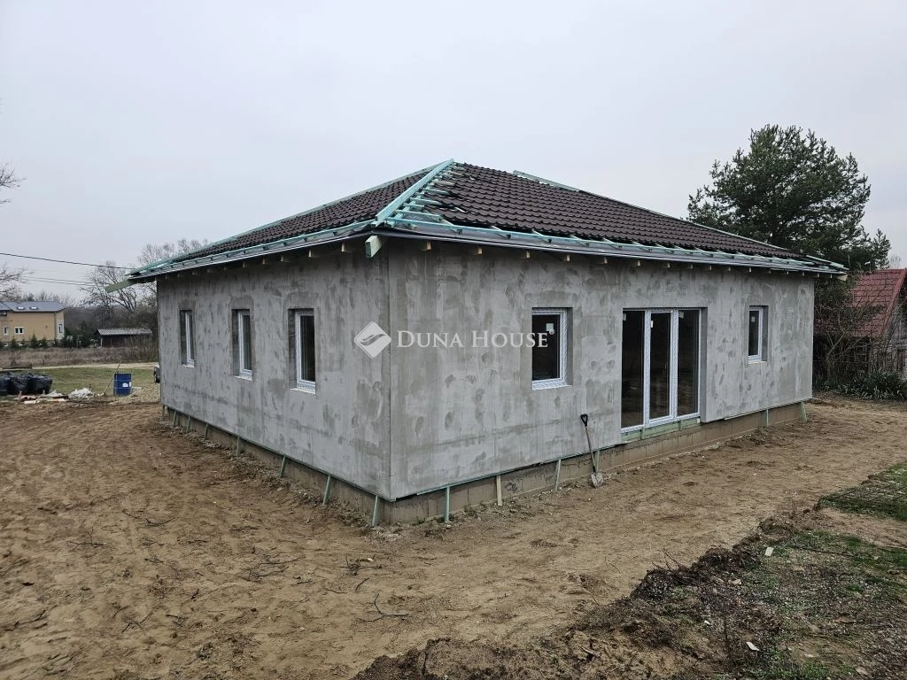 Pócsmegyeren földszintes új építésű ház