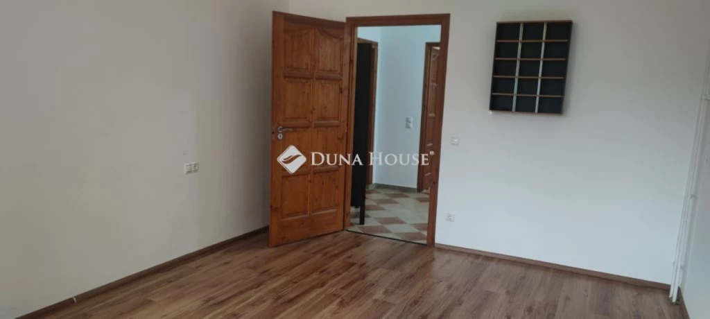 56m2 , vasúthoz közeli, felújított